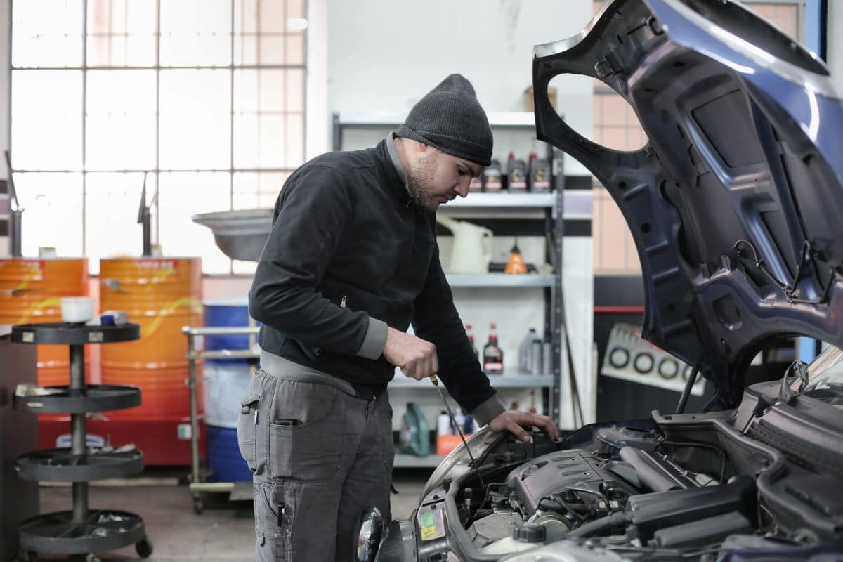 Un mécanicien de Métrik au travail sur un moteur