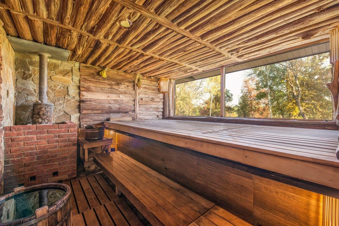 Le sauna panoramique, mur de verre sur la rivière