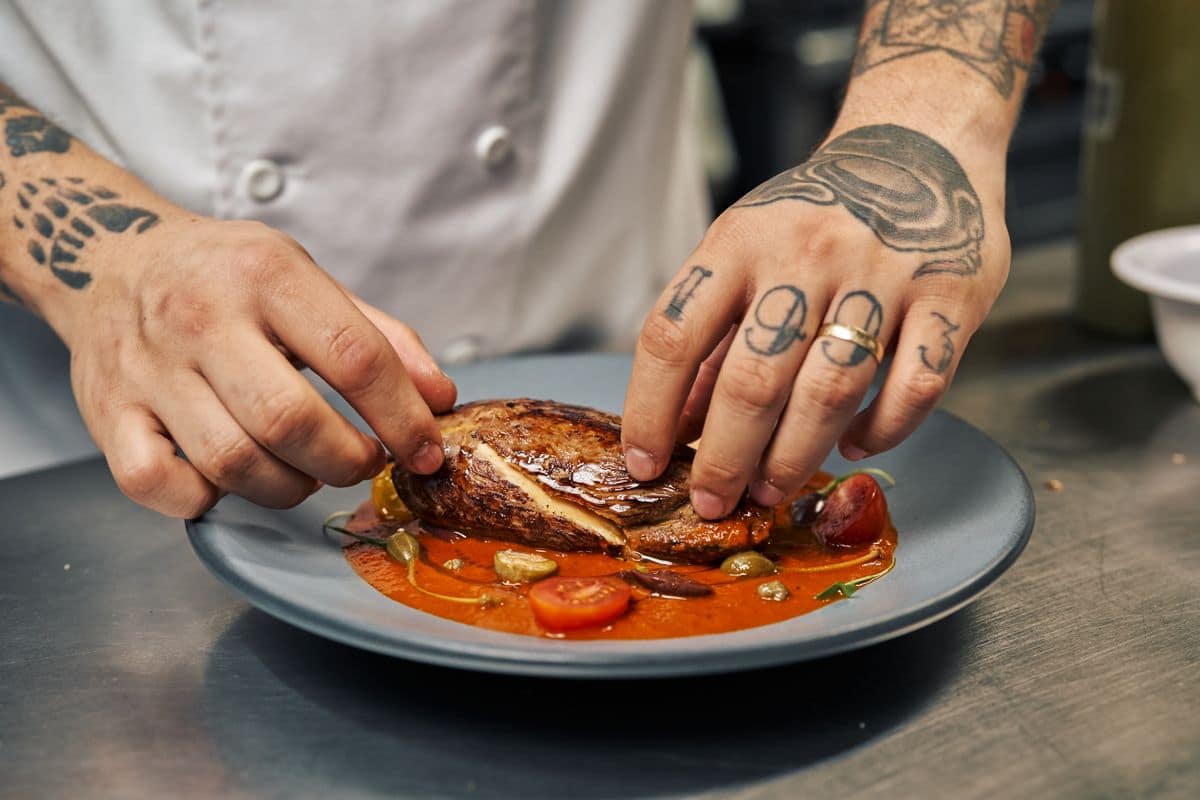 La cuisine ouverte de la Maison Cavelier, au moment du dressage