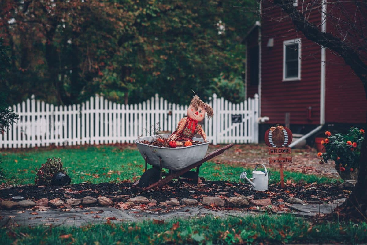 Ramassage des feuilles et fermeture du terrain, à l'automne