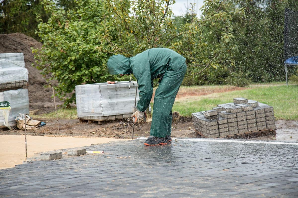 Pose de pavé-uni sur un chantier de la Rive-Sud